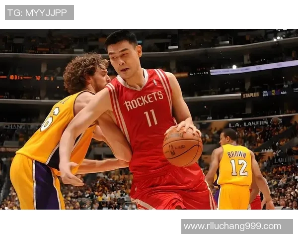 狼与姚明的传奇碰撞:从篮球场到野生动物保护的跨界故事 狼与姚明的传奇碰撞:从篮球场到野生动物保护的跨界故事