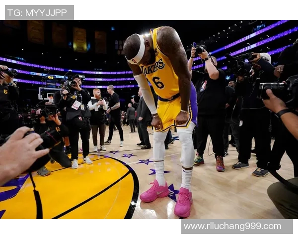 詹姆斯在比赛中受伤,成为湖人失利不可承受之重 詹姆斯在比赛中受伤,成为湖人失利不可承受之重